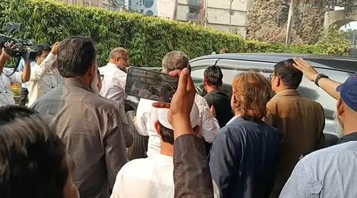 গভর্নরের উপদেষ্টা আহসান উল্লাহকে বের করে দিলেন কর্মকর্তারা