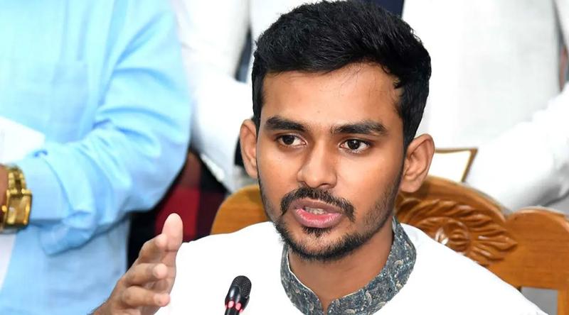 মধ্যরাতে গভর্নর নিয়ে আসিফ মাহমুদের ‘বিস্ফোরক’ মন্তব্য