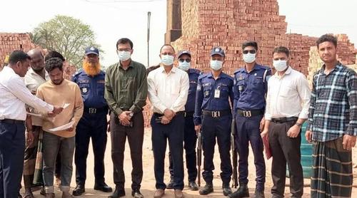 শরীয়তপুরে অবৈধ ইটভাটার মালিককে জরিমানা