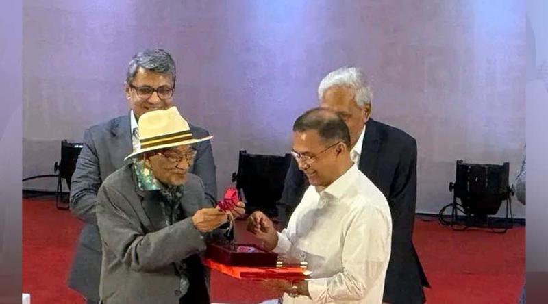 প্রধানমন্ত্রীকে লাল গোলাপ উপহার দিলেন শফিক রেহমান