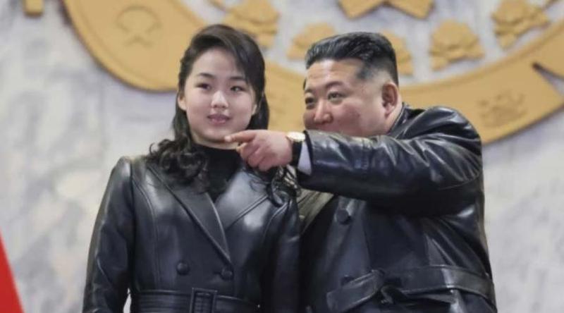 কিম জং উনের কন্যার ড্রেস নিয়ে কী কারণে আলোচনা?
