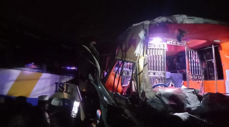 বরিশালে দুই বাসের সংঘর্ষে চালক নিহত, আহত ১০