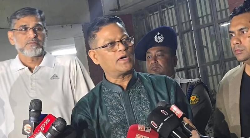 নিজেই রাস্তায় নেমেছি, অপরাধীদের ছাড় নেই: মধ্যরাতে মোহাম্মদপুরে আইজিপি