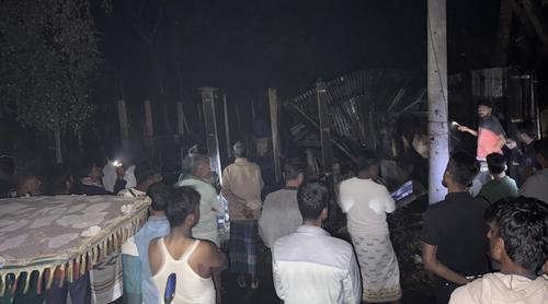 নাটোরে আগুনে গবাদিপশুসহ কৃষকের বসতবাড়ি পুড়ে ছাই