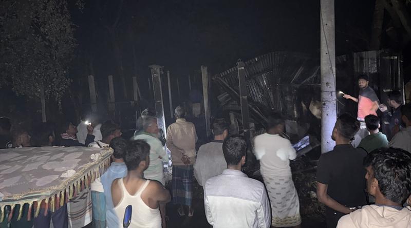 নাটোরে আগুনে গবাদিপশুসহ কৃষকের বসতবাড়ি পুড়ে ছাই