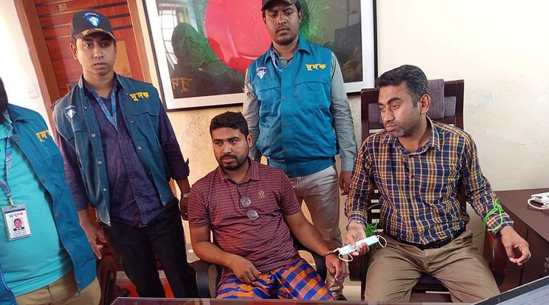 ঘুষের লাখ টাকাসহ উপজেলা প্রকল্প কর্মকর্তা দুদকের হাতে আটক