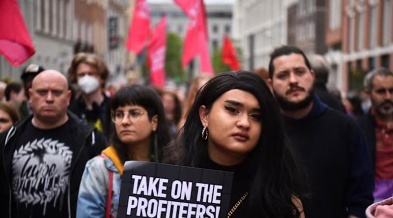 হাজারো তরুণ কেন আয়ারল্যান্ড ছেড়ে যাচ্ছেন?