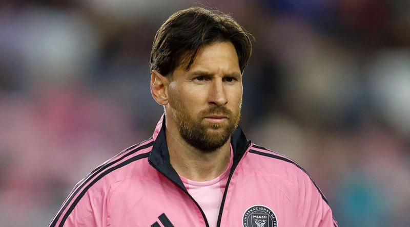 হঠাৎ মাঠে ভক্তের অনুপ্রবেশ, ধাক্কায় পড়ে গেলেন মেসি