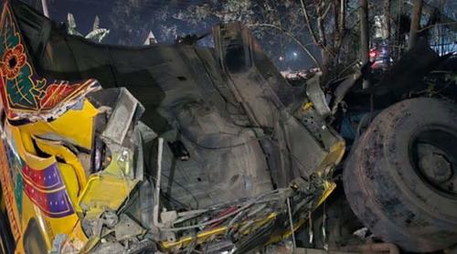 রাজশাহীতে ট্রেনের ধাক্কায় কাঠবোঝাই ট্রাক বাড়ির ওপরে, আহত ৩