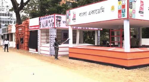 চলছে শেষ মুহূর্তের প্রস্তুতি, বই সাজাতে না পারায় এখনও অসম্পূর্ণ বইমেলা