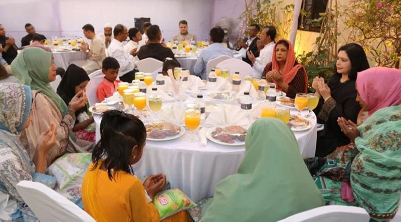 ভাষানটেক-কড়াইল বস্তির নারী ও শিশুদের সঙ্গে ইফতার করলেন জুবাইদা রহমান