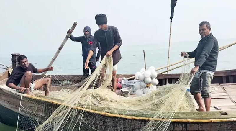 মধ্যরাত থেকে ২ মাস পদ্মা-মেঘনায় মাছ ধরা নিষিদ্ধ