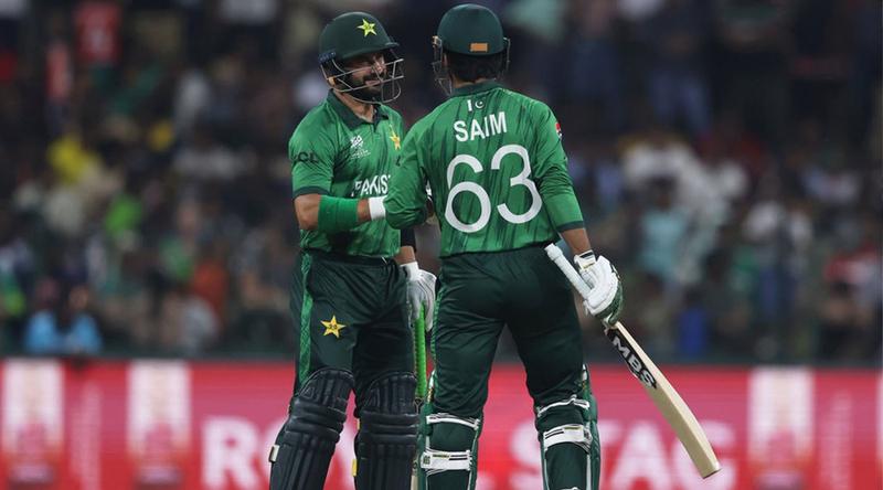 বাঁচা-মরার ম্যাচে টস হেরে ব্যাটিংয়ে পাকিস্তান, বাদ বাবর