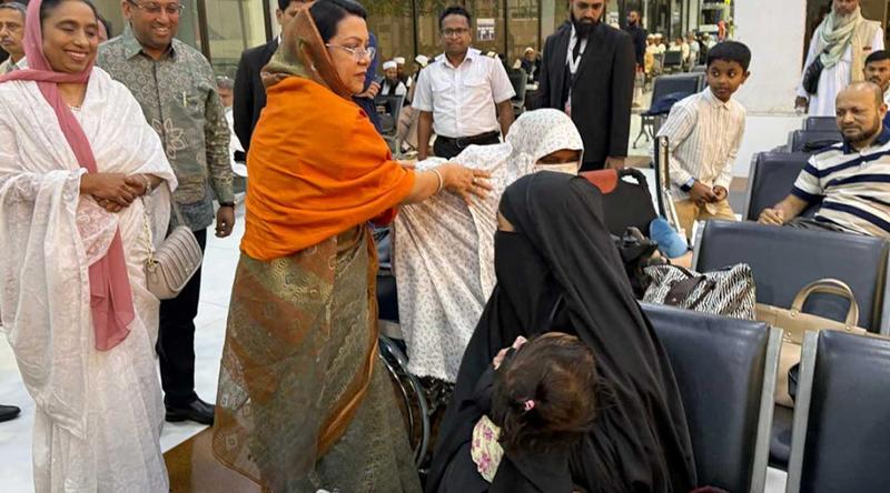 বিমানবন্দরে আটকা যাত্রীদের দেখতে গেলেন মন্ত্রী