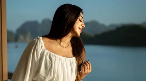 সাদা পোশাকে স্নিগ্ধ রূপে ধরা দিলেন প্রভা