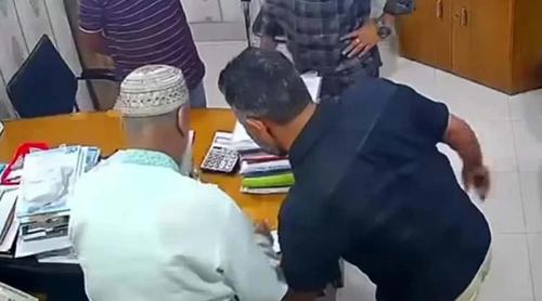 বরিশালে অণ্ডকোষ চেপে ধরে চেক ও স্ট্যাম্পে স্বাক্ষর নেয়া সেই অভিযুক্ত গ্রেপ্তার