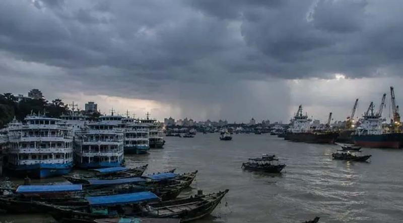 ১২ অঞ্চলে ৮০ কিমি বেগে ঝড়ের আভাস, নদীবন্দরে ২ নম্বর হুঁশিয়ারি সংকেত