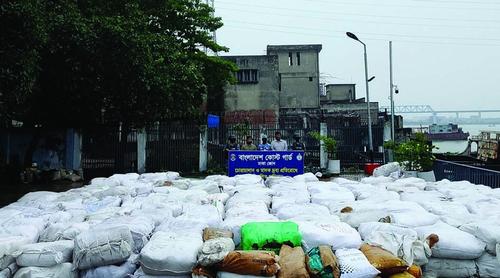 নারায়ণগঞ্জে ২ কোটি ৪০ লাখ টাকার নিষিদ্ধ পলিথিন জব্দ করল বিসিজি