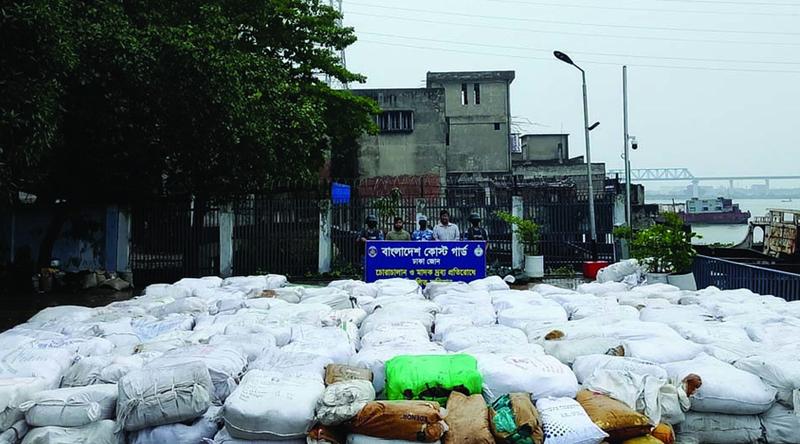 নারায়ণগঞ্জে ২ কোটি ৪০ লাখ টাকার নিষিদ্ধ পলিথিন জব্দ করল বিসিজি
