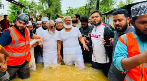 চট্টগ্রামের বন্যাকবলিত এলাকা পরিদর্শনে জামায়াত আমির, দুর্গতদের মধ্যে ত্রাণ বিতরণ