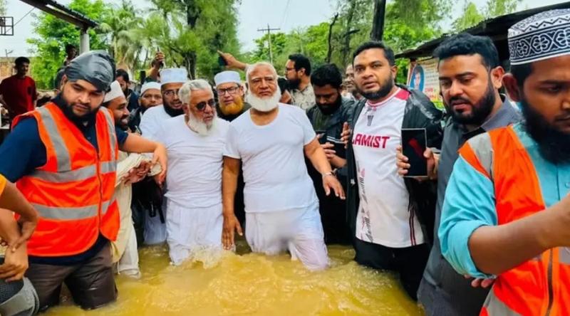 চট্টগ্রামের বন্যাকবলিত এলাকা পরিদর্শনে জামায়াত আমির, দুর্গতদের মধ্যে ত্রাণ বিতরণ