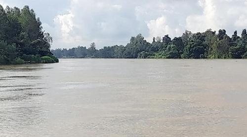 বিপৎসীমার ওপর দিয়ে প্রবাহিত হচ্ছে ৫ নদীর পানি, বন্দরে সতর্ক সংকেত