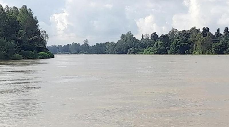 বিপৎসীমার ওপর দিয়ে প্রবাহিত হচ্ছে ৫ নদীর পানি, বন্দরে সতর্ক সংকেত