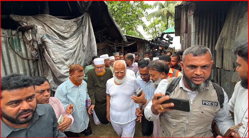 চট্টগ্রামের বন্যাপ্লাবিত এলাকা পরিদর্শনে বিরোধীদলীয় নেতা, ত্রাণসামগ্রী বিতরণ