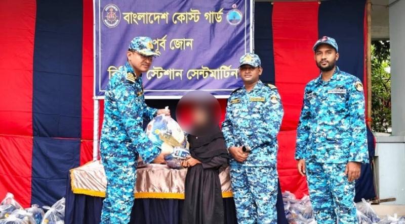 সেন্ট মার্টিনে বিপদগ্রস্ত ১০০ পরিবারকে কোস্ট গার্ডের ত্রাণ বিতরণ