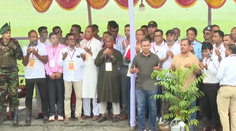 বরিশাল পৌঁছেছেন প্রধানমন্ত্রী, অংশ নিয়েছেন বৃক্ষরোপণ কর্মসূচিতে