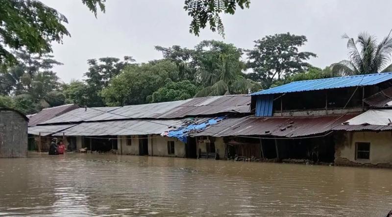 বন্যায় বিপর্যস্ত চট্টগ্রামের জনজীবন, খাবার-বিশুদ্ধ পানির তীব্র সংকট
