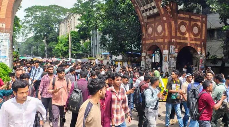 মিছিল নিয়ে ঢাকা শিক্ষা বোর্ডে যাচ্ছেন শিক্ষার্থীরা