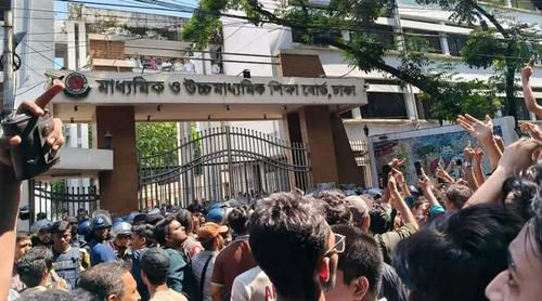 এবার ঢাকা শিক্ষাবোর্ড ঘেরাও করেছেন এইচএসসি পরীক্ষার্থীরা
