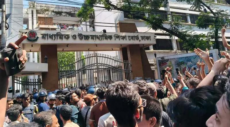 এবার ঢাকা শিক্ষাবোর্ড ঘেরাও করেছেন এইচএসসি পরীক্ষার্থীরা