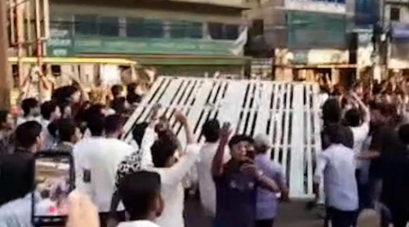 চট্টগ্রাম শিক্ষা বোর্ডের প্রধান ফটক খুলে নিয়ে গেলেন বিক্ষুব্ধ পরীক্ষার্থীরা