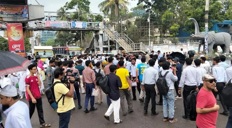 পরীক্ষা শেষে সায়েন্স ল্যাব মোড় অবরোধ এইচএসসি পরীক্ষার্থীদের