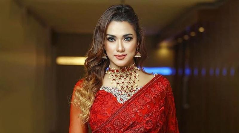 প্রতারণার মামলায় আত্মসমর্পণ করে নায়িকা ববির জামিন