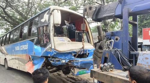 পাবনায় অ্যাম্বুলেন্সের সঙ্গে বাসের সংঘর্ষে প্রাণ হারাল ২