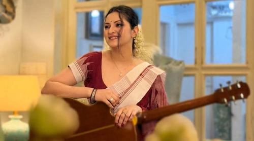 বাঙালি সাজে মুগ্ধ করলেন পরীমনি