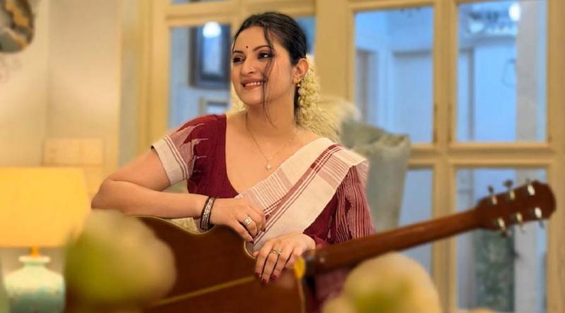 বাঙালি সাজে মুগ্ধ করলেন পরীমনি