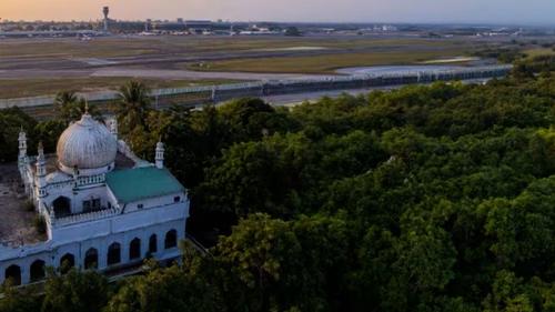 কলকাতা বিমানবন্দরে ১৩৬ বছরের পুরোনো মসজিদে প্রবেশে বাধা