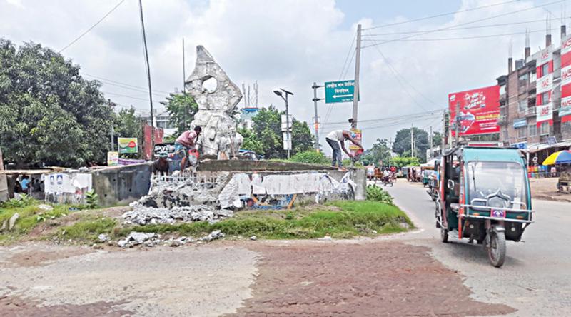 ভাঙা হচ্ছে বীরশ্রেষ্ঠ হামিদুর রহমানের ভাস্কর্য, জানে না কেউ
