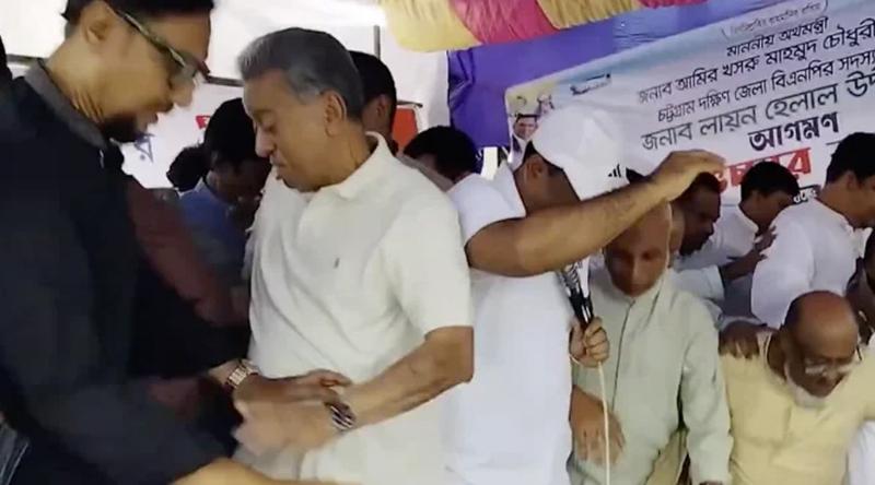 চট্টগ্রামে নেতা-কর্মীদের ভারে ভেঙে পড়ল অর্থমন্ত্রীর ত্রাণ বিতরণের মঞ্চ