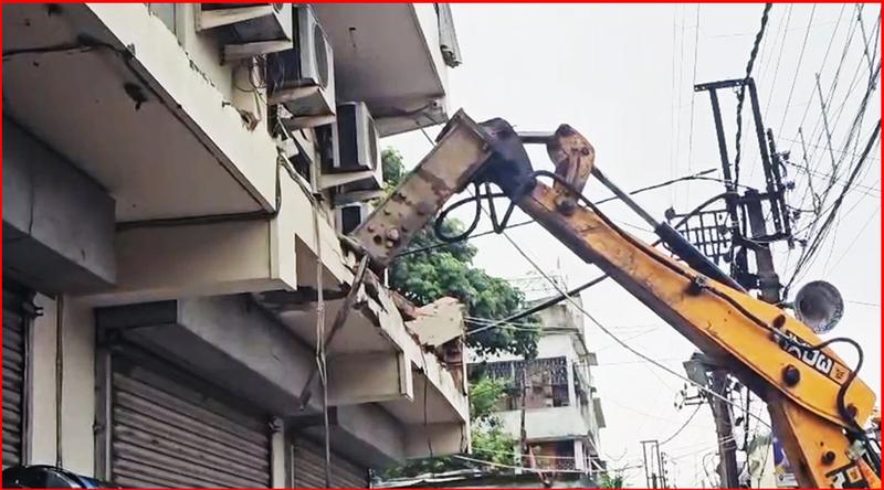 পশ্চিমবঙ্গে বুলডোজার দিয়ে গুঁড়িয়ে দেয়া হচ্ছে মমতার ভাতিজার কার্যালয়