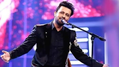 ‘২৪ জুলাই দেখা হবে’, ভিডিও বার্তায় ঢাকার ভক্তদের আতিফ