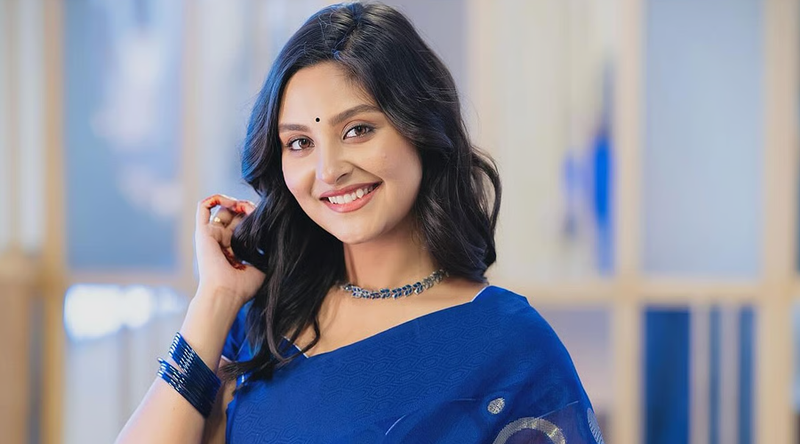 প্রেমের গুঞ্জনের মাঝেই পাকিস্তান সফরে রহস্য বাড়ালেন নিহা!