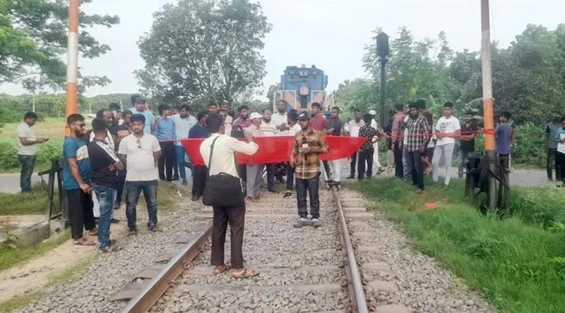 রাজশাহীতে রেলপথ অবরোধ, সারাদেশের সঙ্গে ট্রেন চলাচল বন্ধ