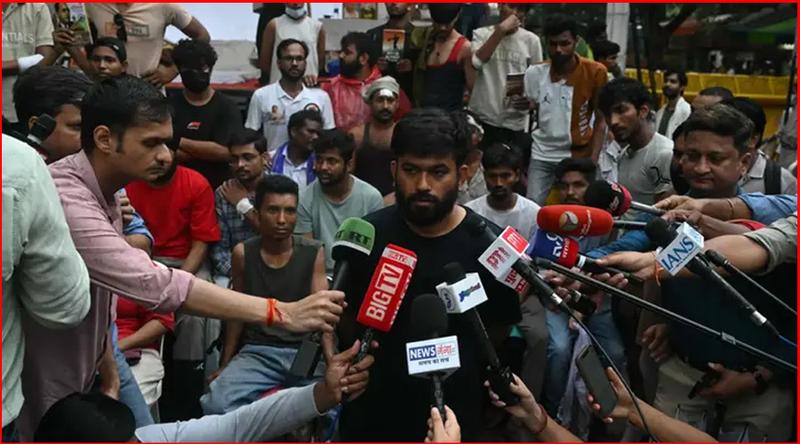 ‘আন্দোলন থামবে না’, শিক্ষামন্ত্রীর পদত্যাগ দাবিতে অনড় ‘ককরোচ পার্টি’