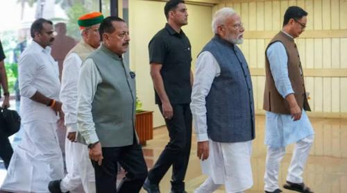 প্রশ্নফাঁসকে ‘ঘোর পাপ’ আখ্যা মোদির, সংসদে আলোচনায় প্রস্তুত সরকার
