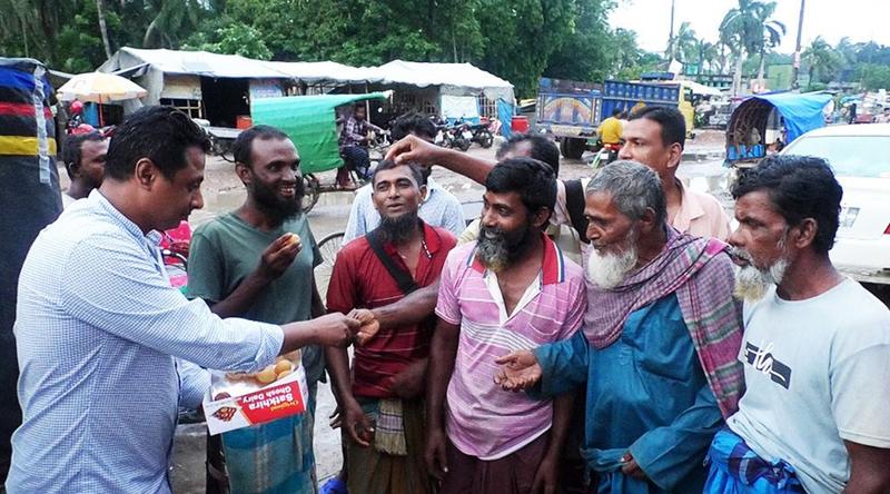 জামায়াত থেকে গাজী নজরুলকে বহিষ্কারে সাতক্ষীরায় সাধারণ মানুষকে মিষ্টি বিতরণ